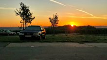 Fahrzeuge im Sonnenuntergang